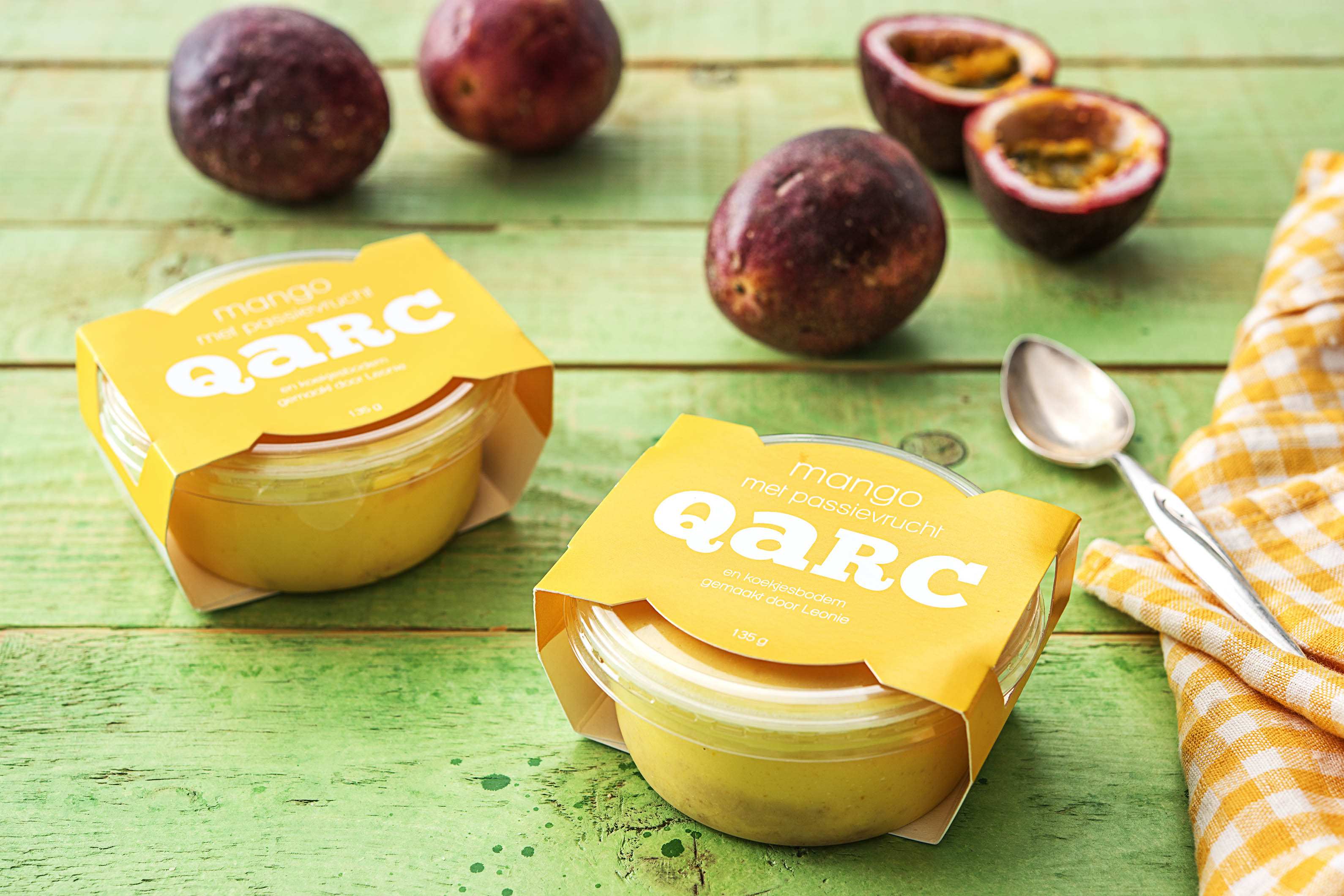 Fromage blanc à la mangue avec biscuit et fruit de la passion frais