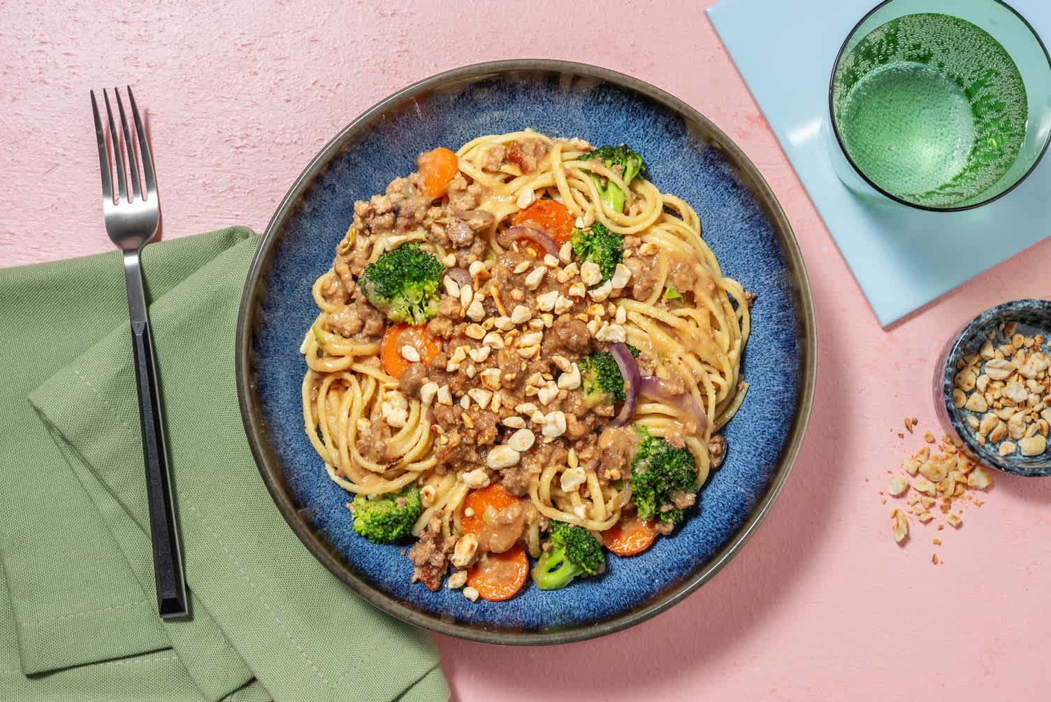 Bols de nouilles au bœuf et au porc, et sauce arachides-gingembre