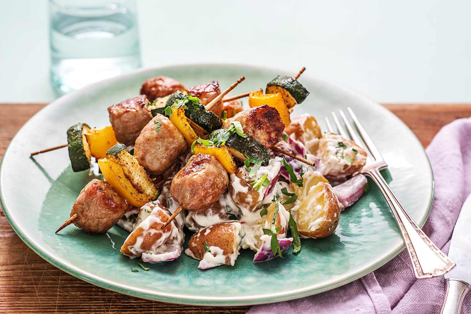 Brochettes de saucisses et de légumes à la caribéenne