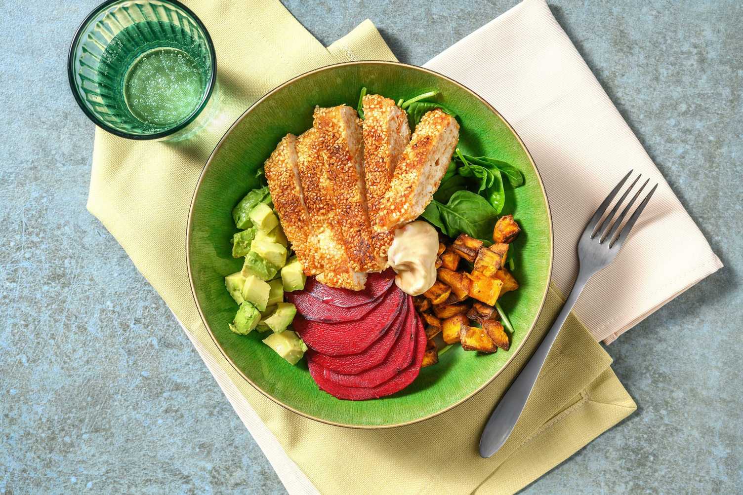 Boeddhabowl met sesamkip, avocado en zoete aardappel