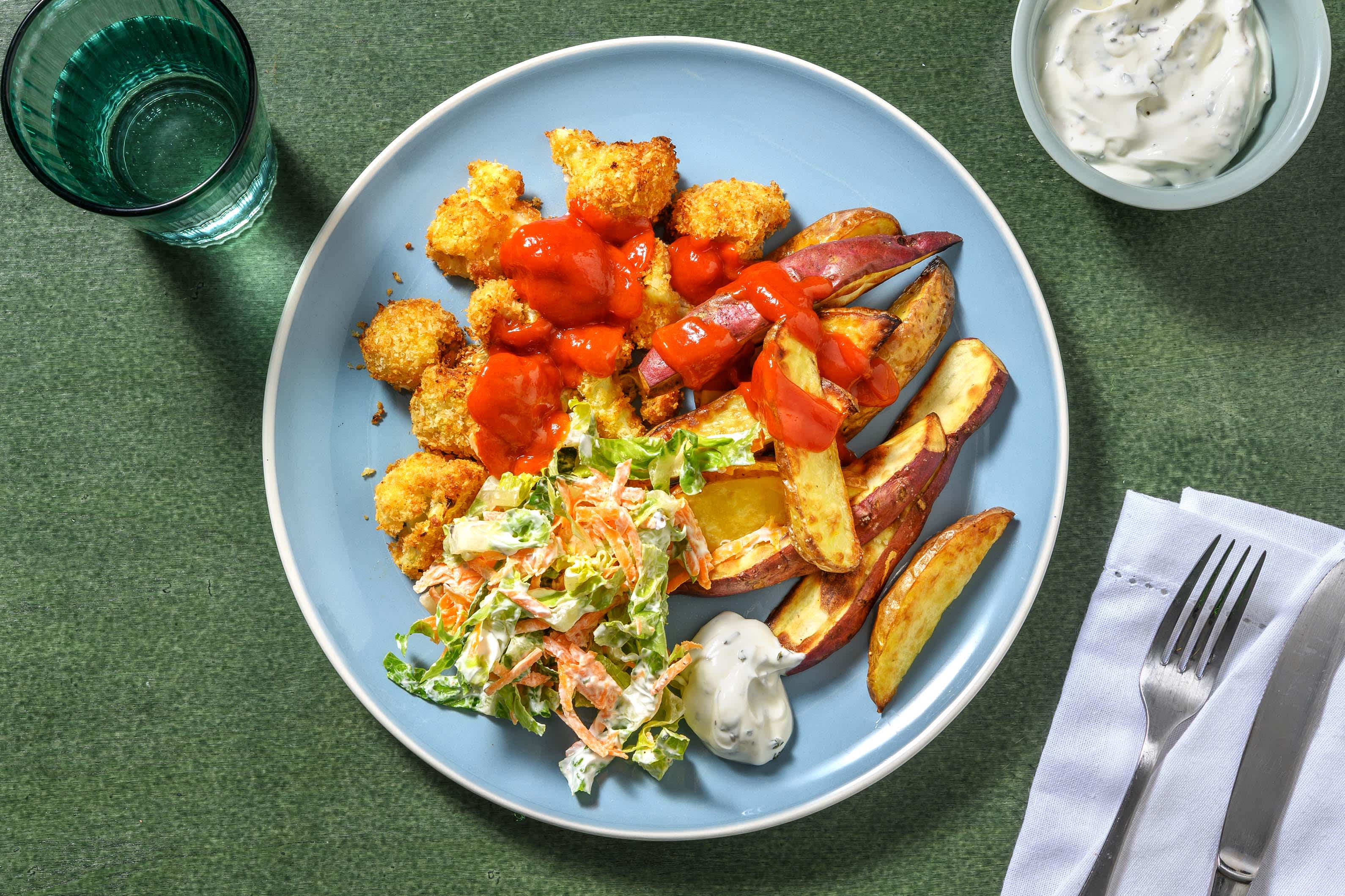 Buffalo-Blumenkohl-Bites mit Süßkartoffelspalten