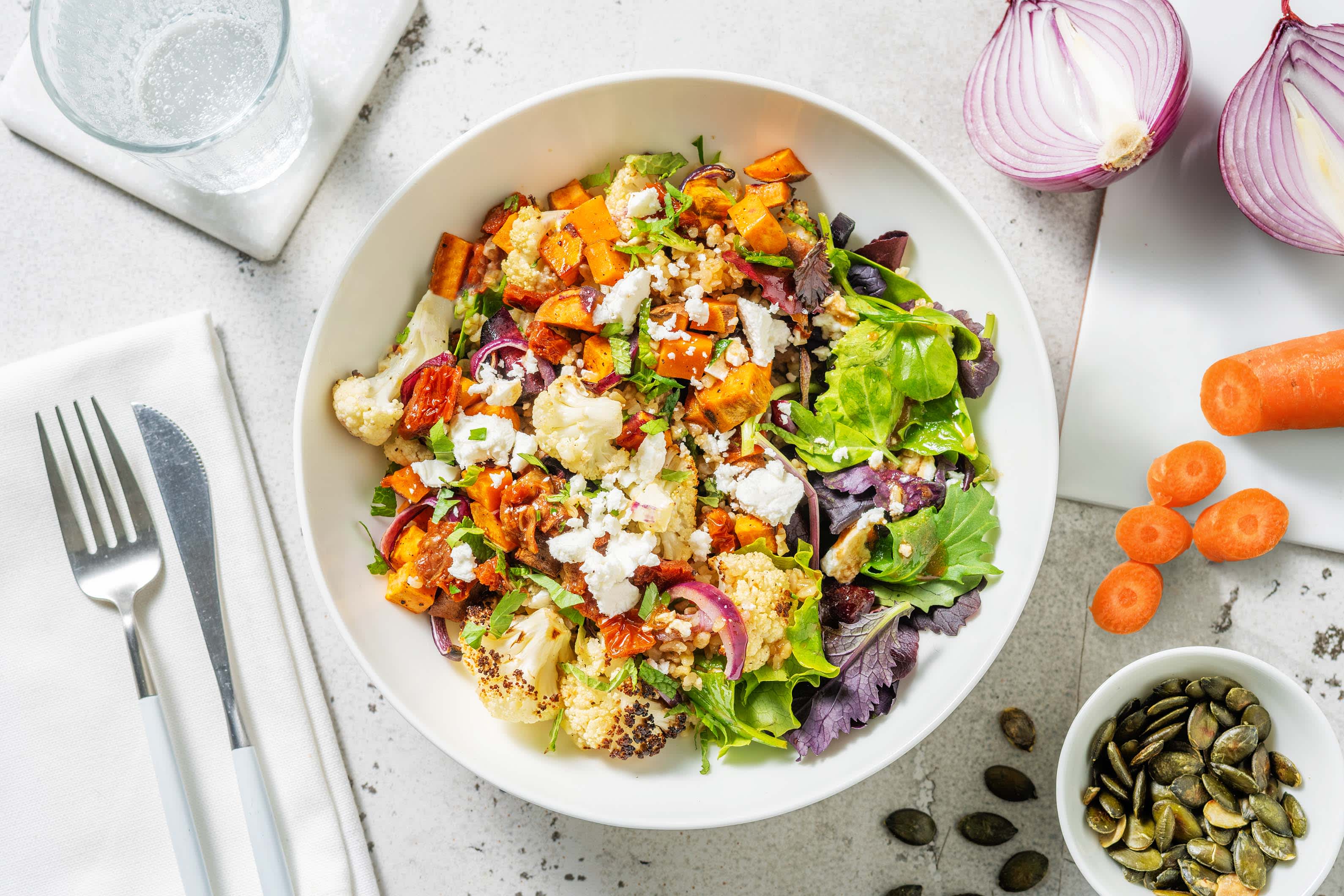 Bulgursalade met gegrilde groenten en witte kaas