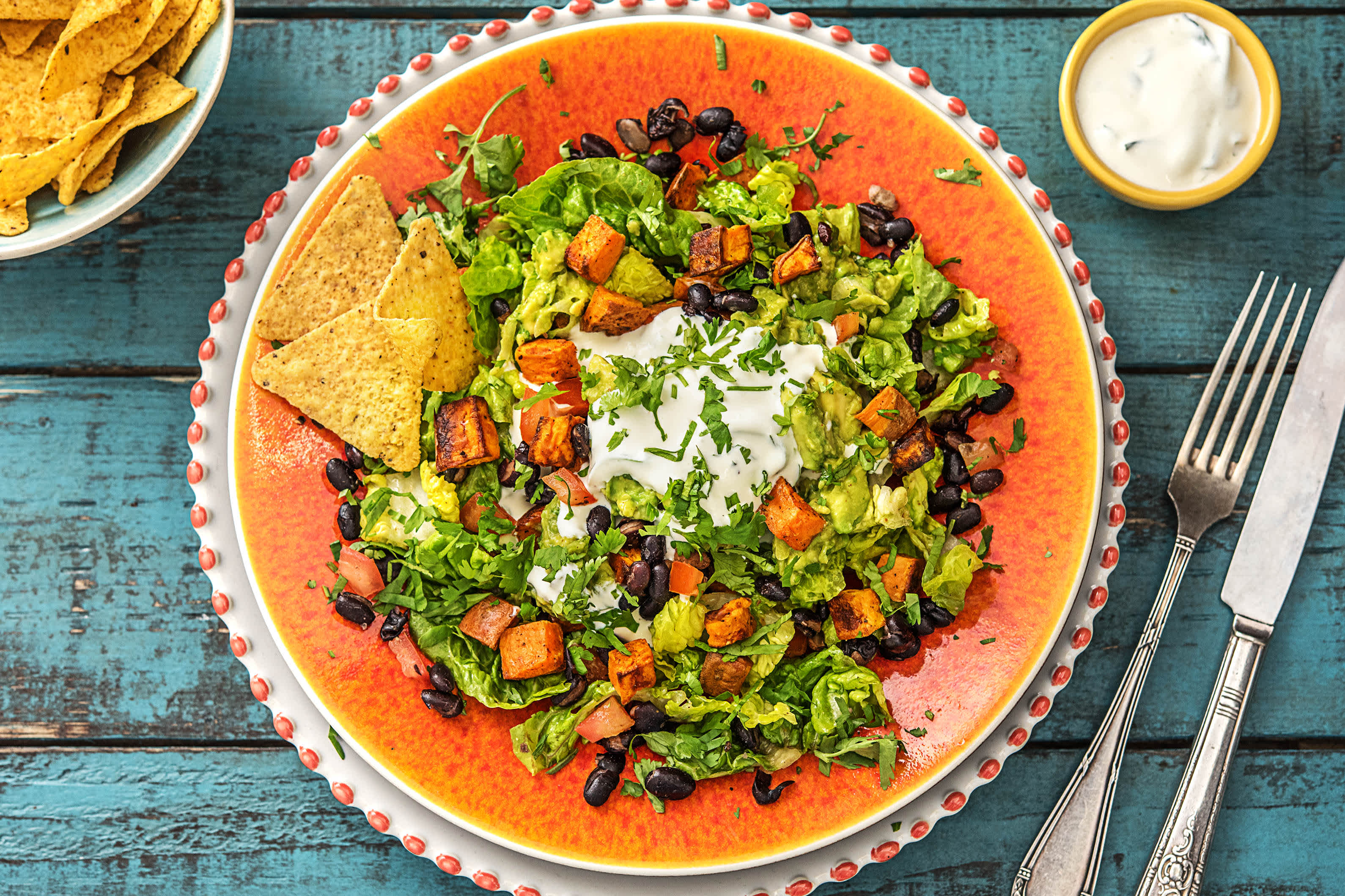 Bunte Süßkartoffel-Nacho-Bowl