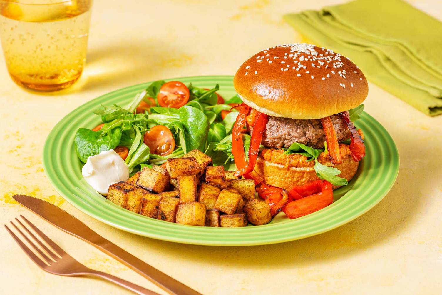 Burger à l'espagnole et patatas bravas