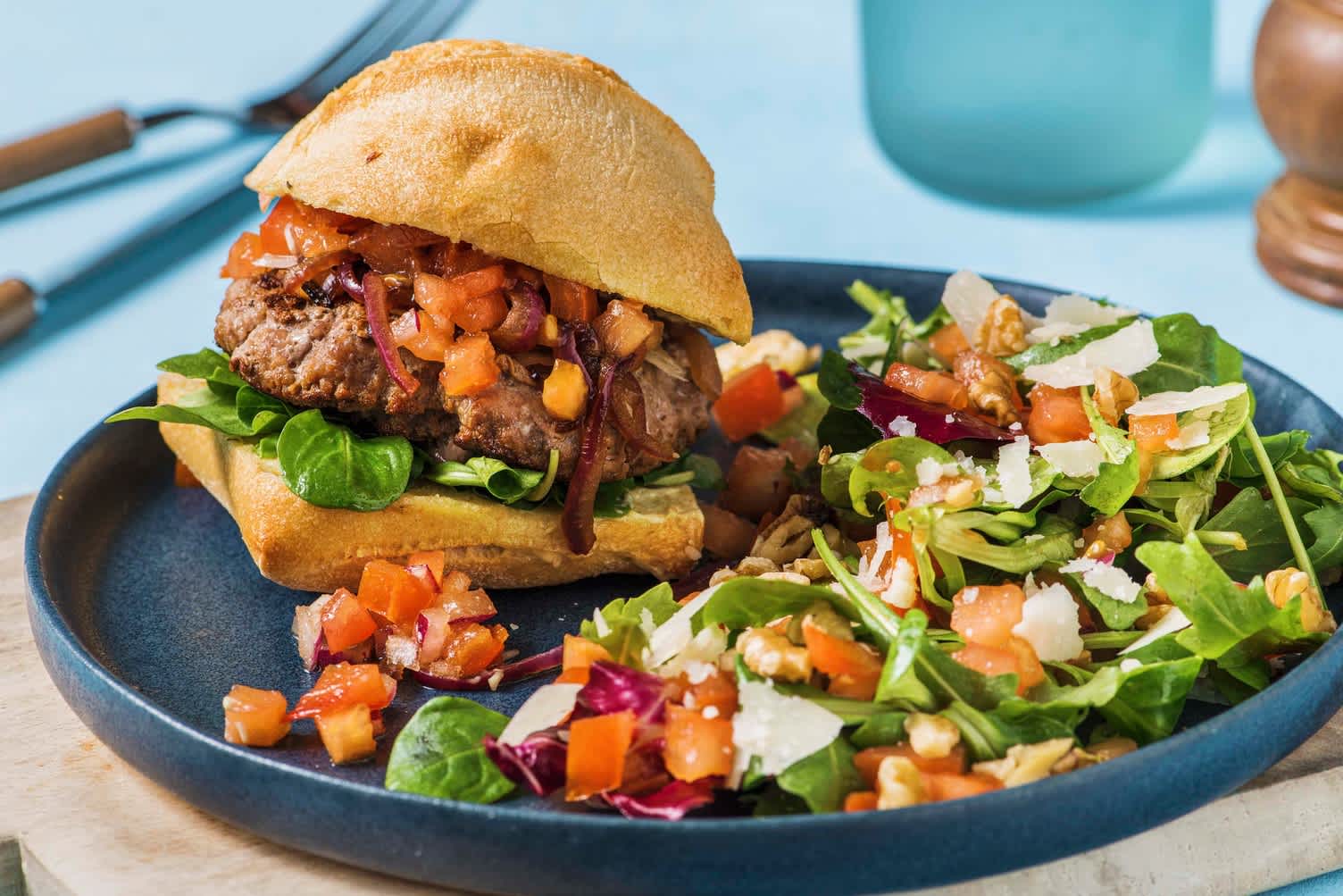 Broodje hamburger met Italiaanse twist