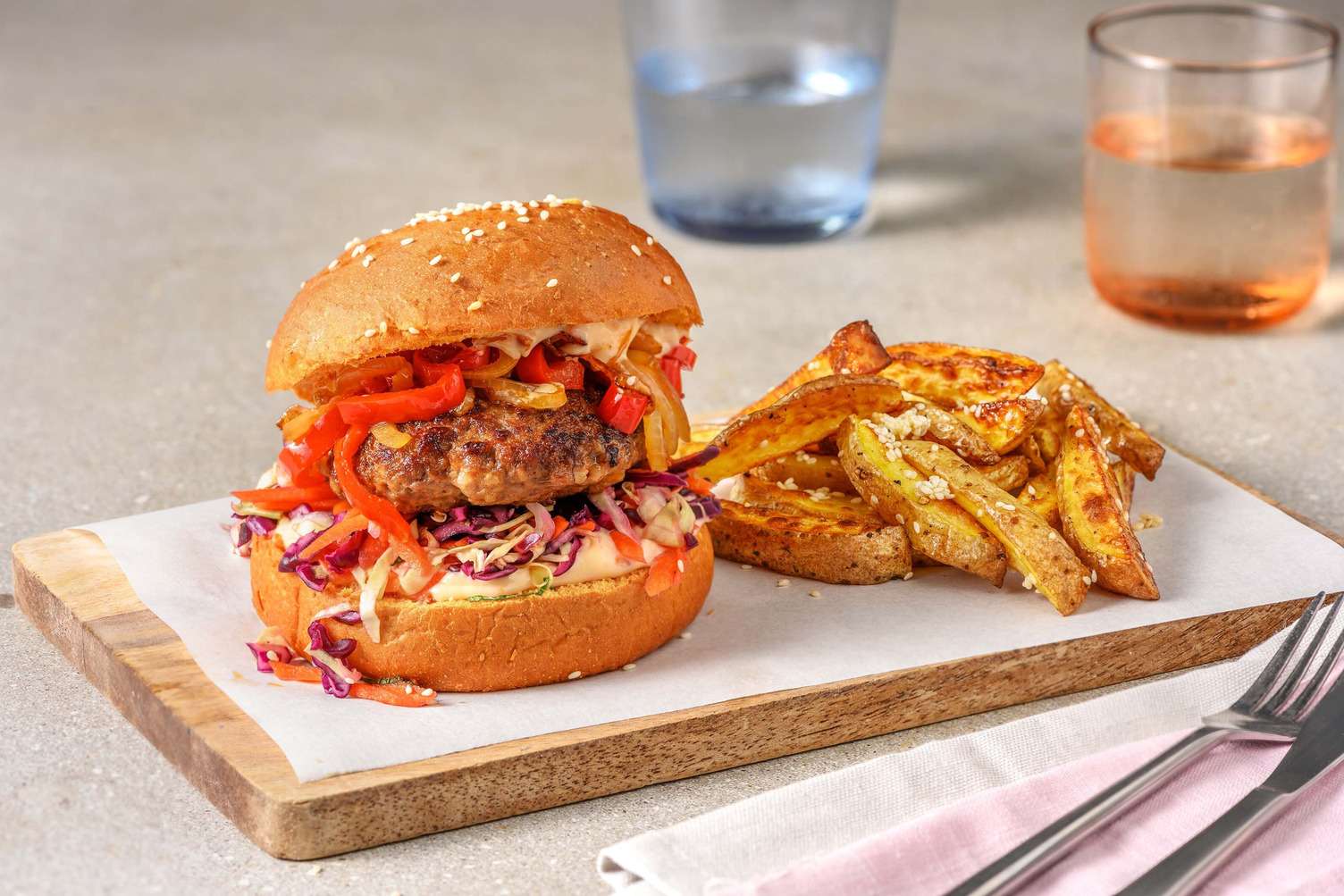 Thais gekruide hamburger met chili-mayonaise