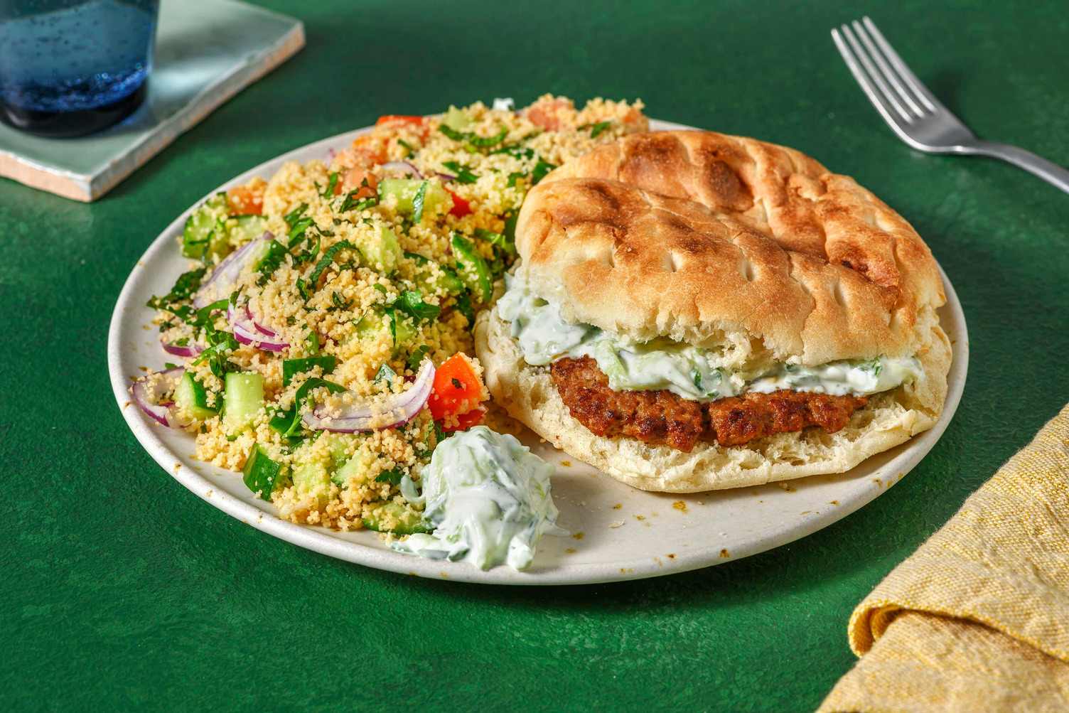 Burger de bœuf épicé sur pain turc