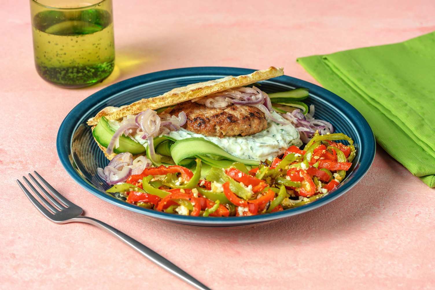 Kipburger met naanbrood met tzatziki