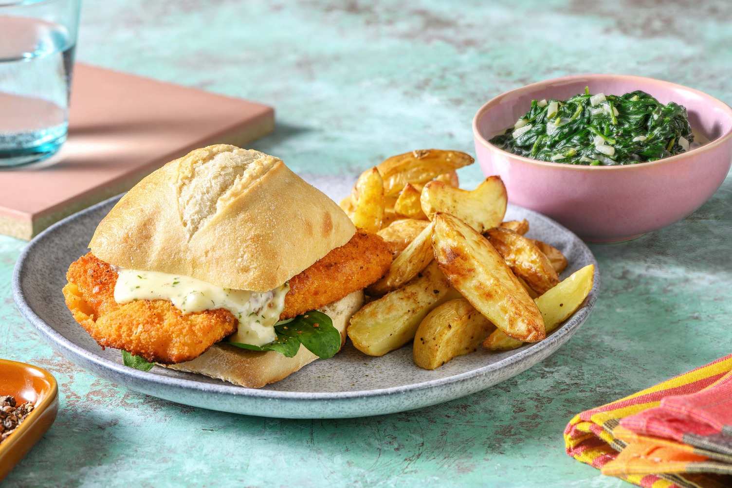 Burger de schnitzel de poisson et sauce ravigote