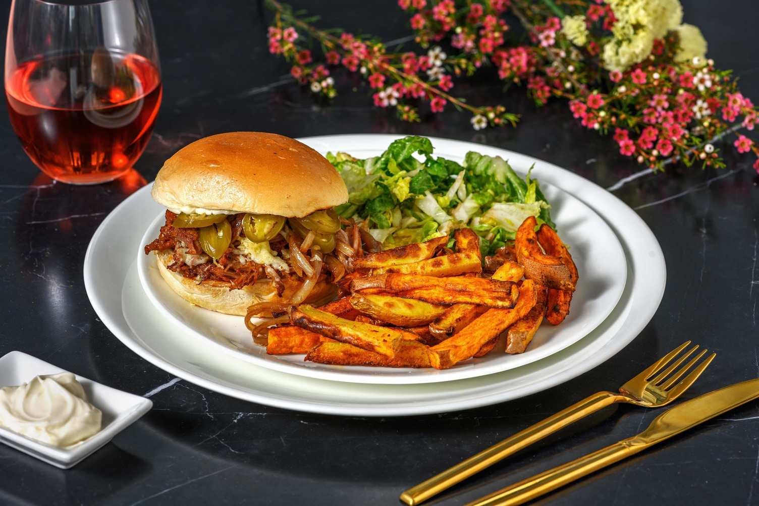 Pulled pork-burger met barbecuekruiden en cheddar