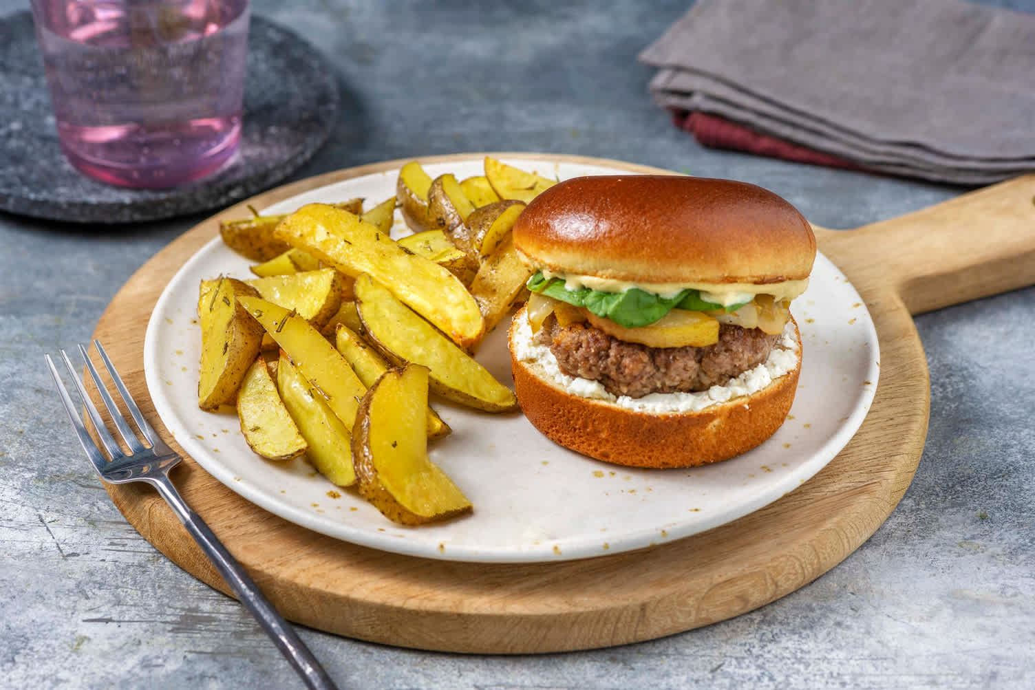 Burgers de boeuf au fromage de chèvre et aux poires caramélisées