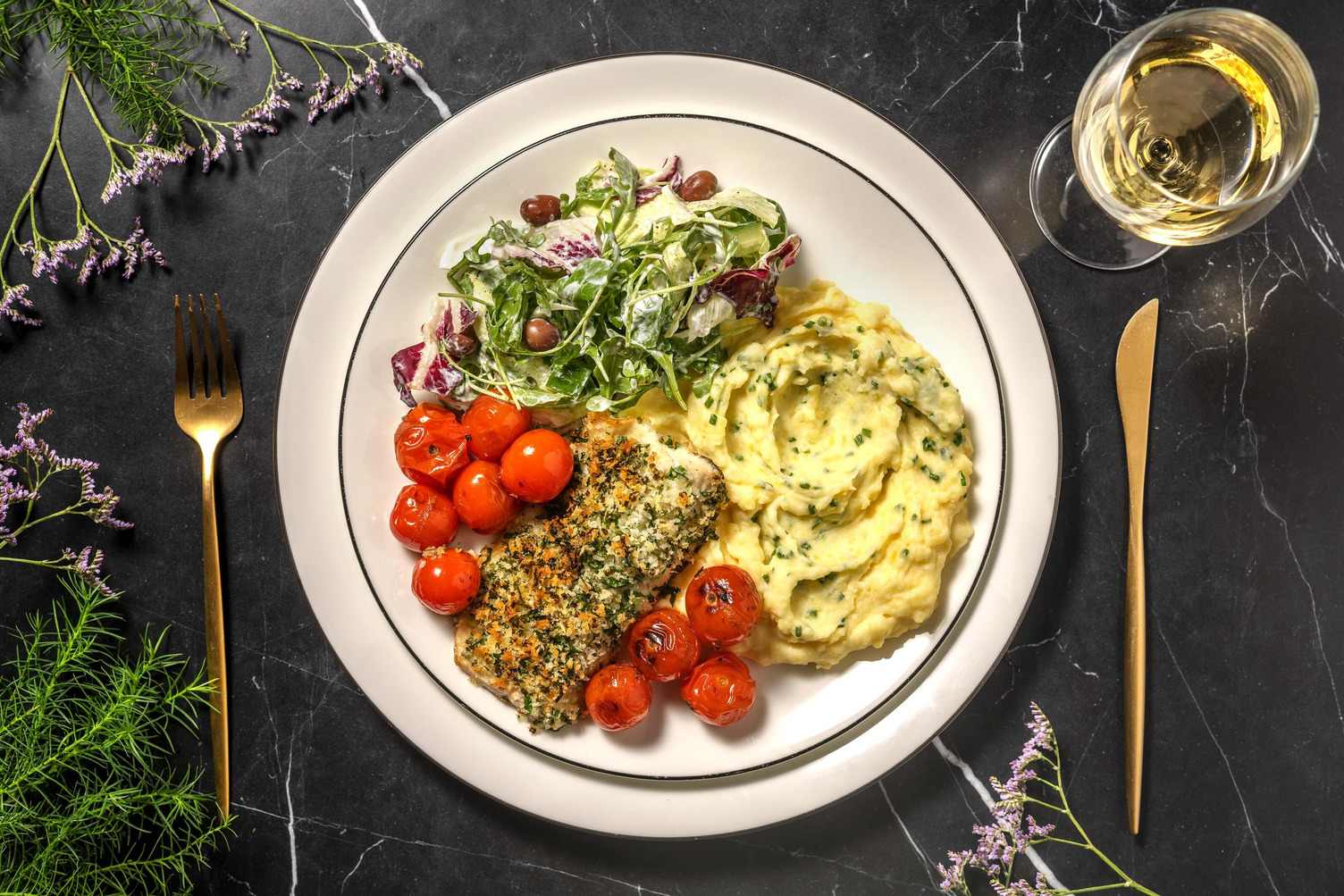 Cabillaud en croûte aux herbes et tomates cerises rôties 