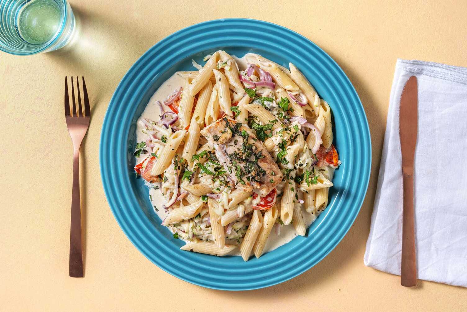 Gemarineerde kabeljauw met pasta in roomsaus