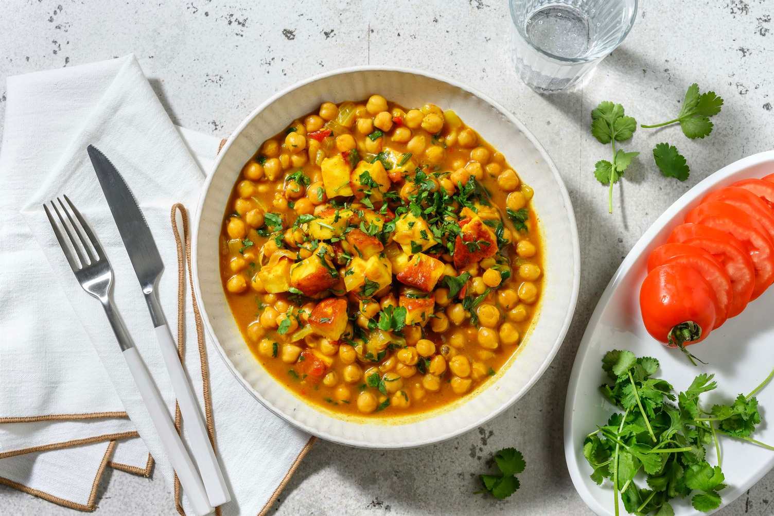 Cari aux filets de poitrine de poulet, au tofu et aux pois chiches