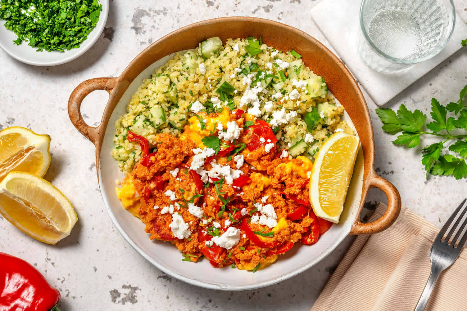 Chakchouka aux œufs brouillés garnie de feta
