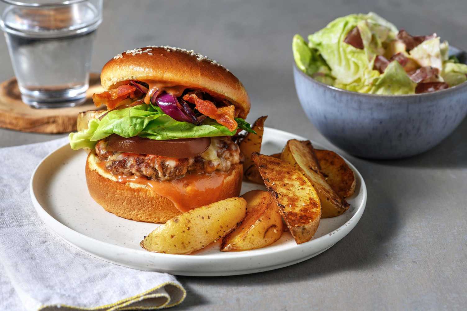 Cheeseburger met spek en zelfgemaakte hamburgersaus
