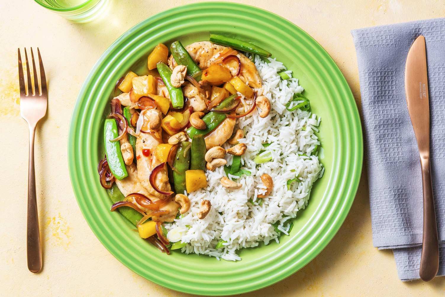 Sauté au poulet, pois mange-tout et ananas