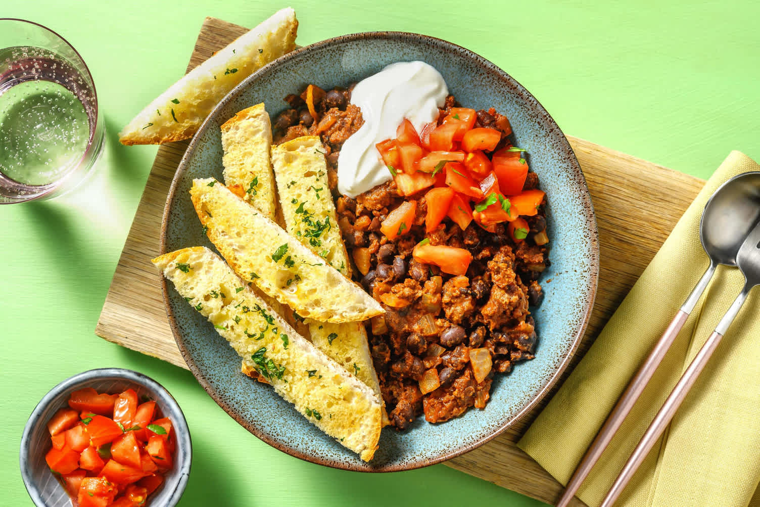 Chili-con-Carne-Auflauf mit Tomatensalat
