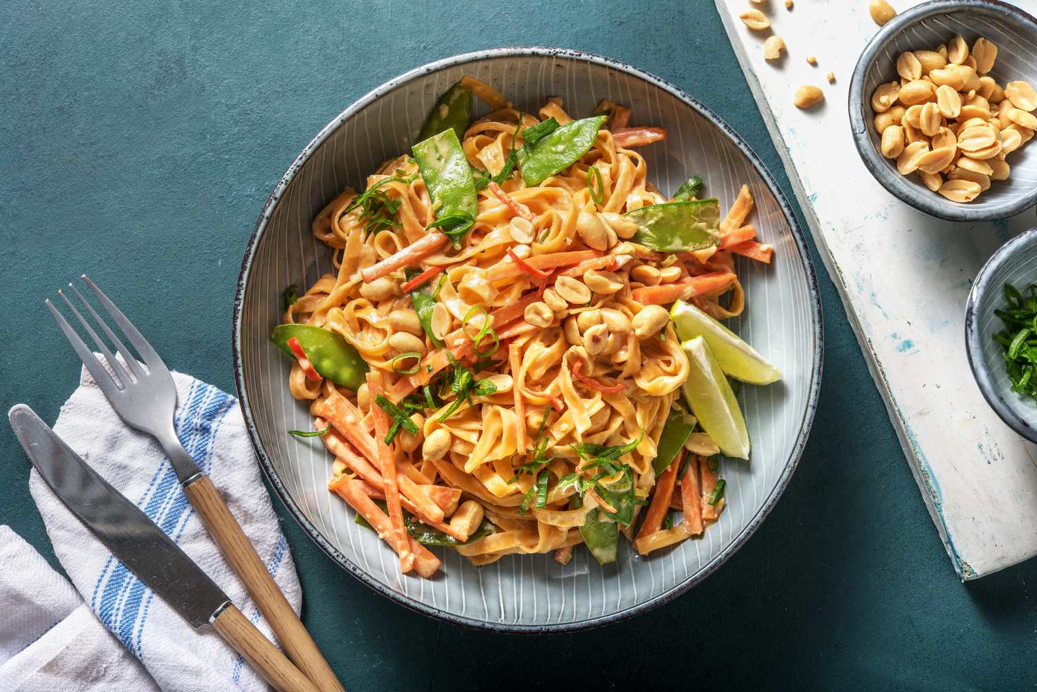 Chilinudeln in Erdnusssauce