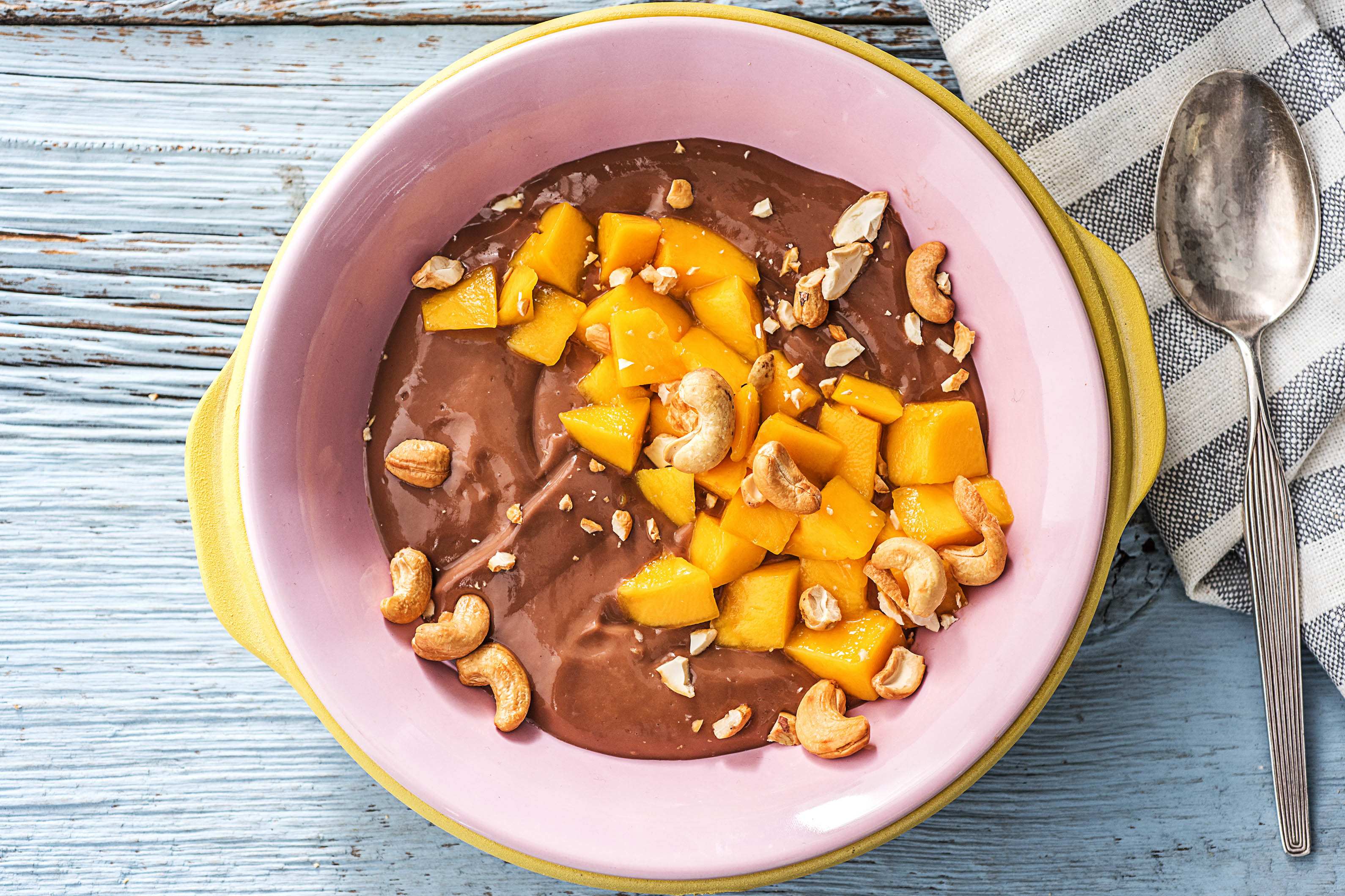 Flan au chocolat avec de la mangue