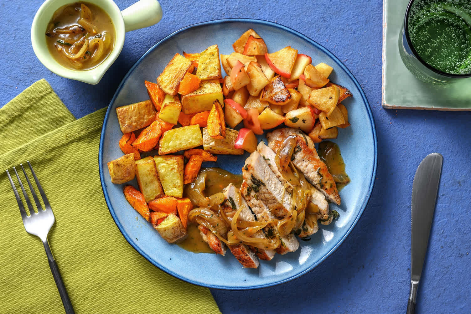Côtelettes de porc à la sauge et pommes rôties