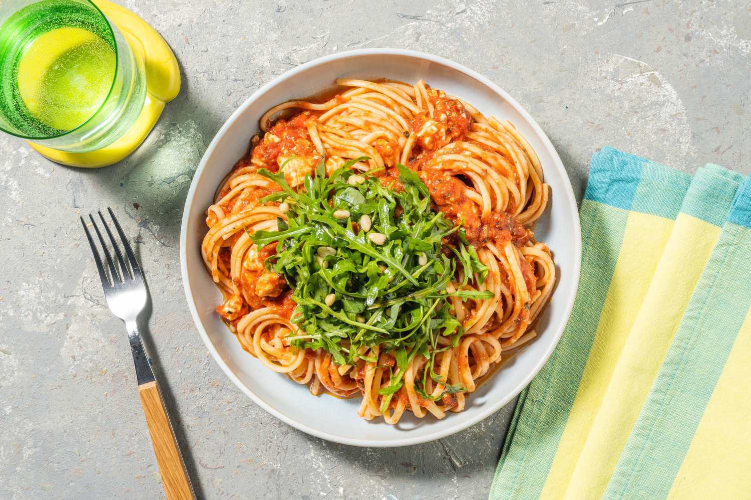Cremige Hirtenkäse-Tomaten-Pasta mit Pinienkernen