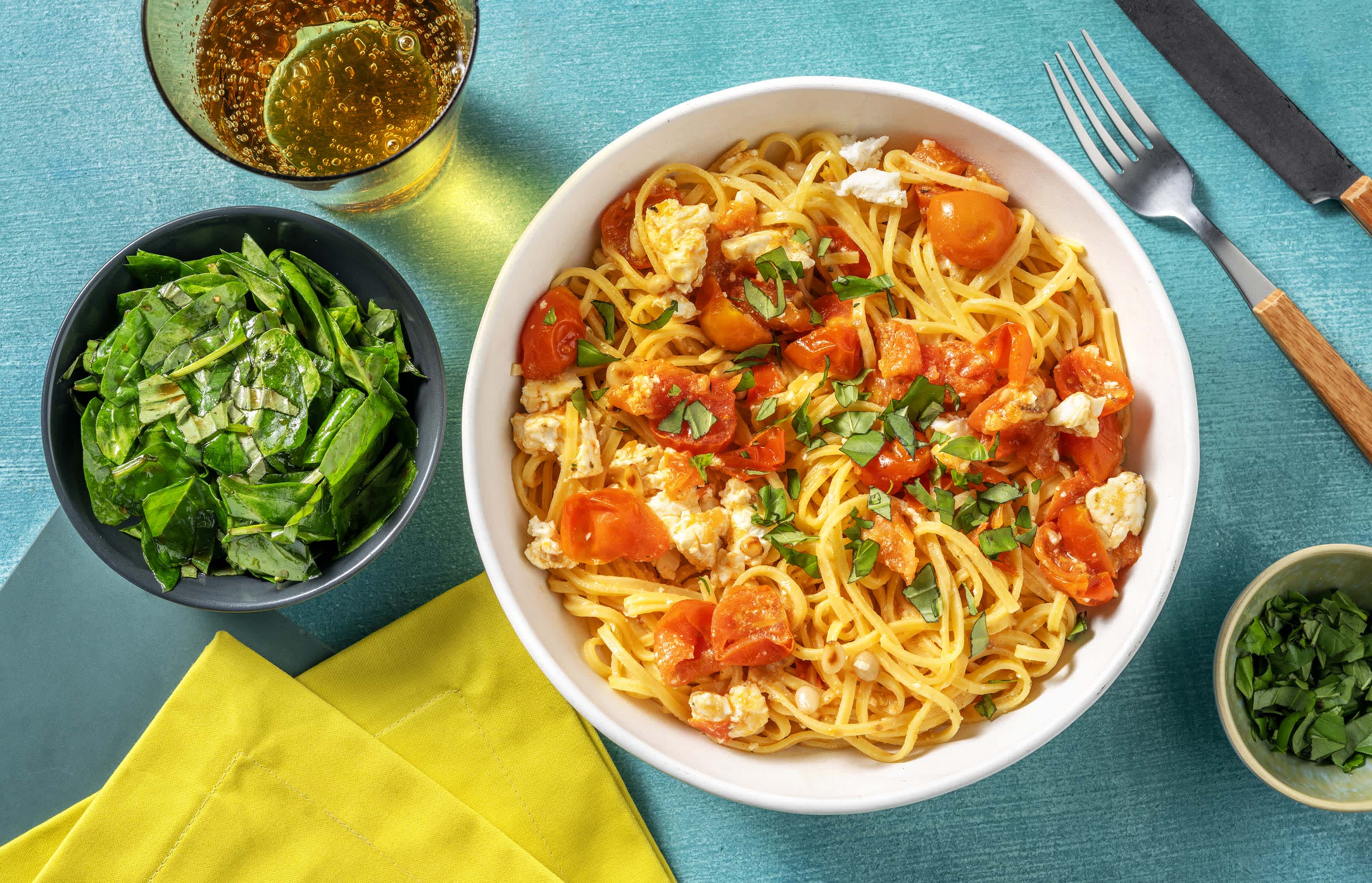 Cremige Hirtenkäse-Tomaten-Pasta mit Spinatsalat