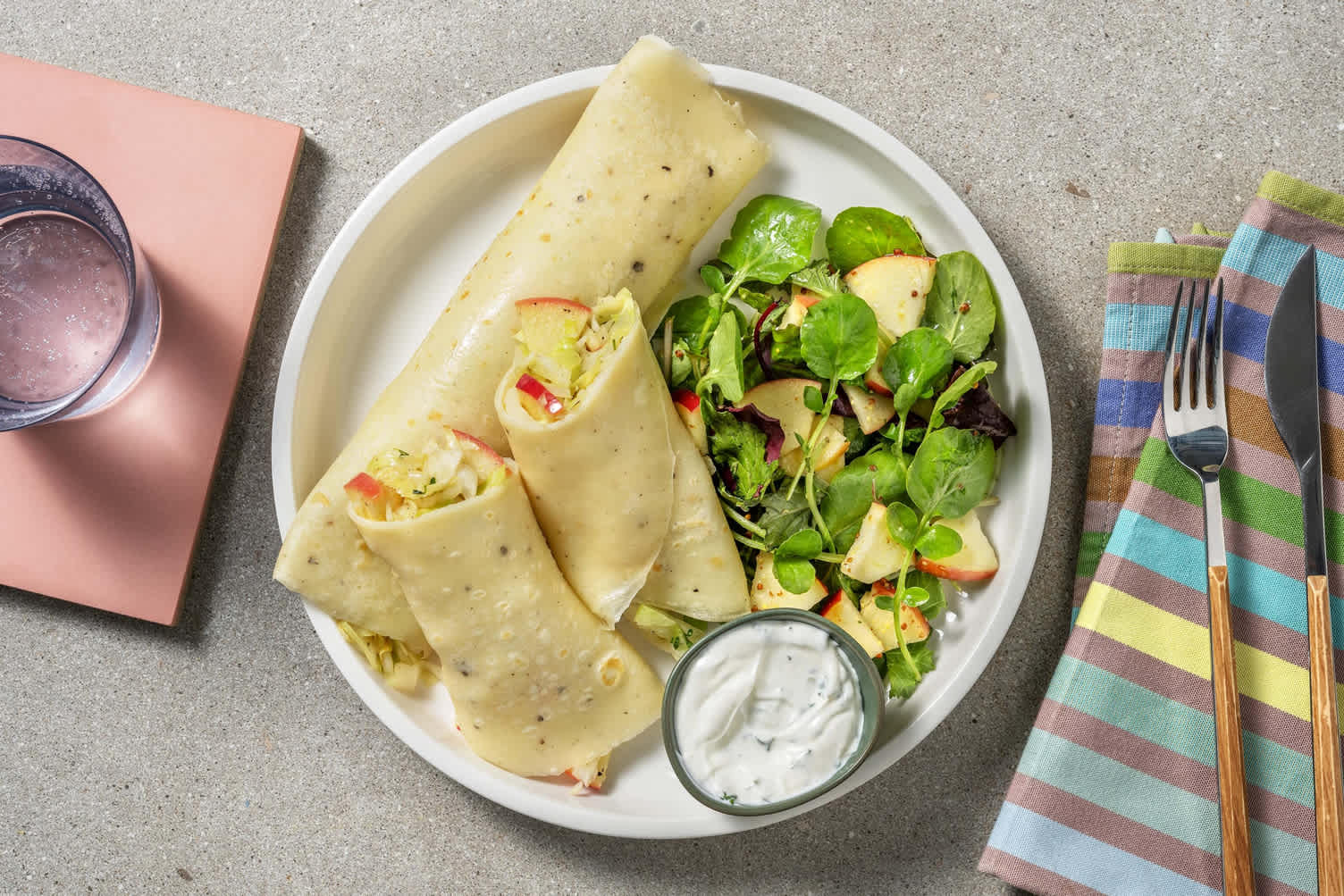 Crêpes mit würziger Apfel-Spitzkohl-Füllung