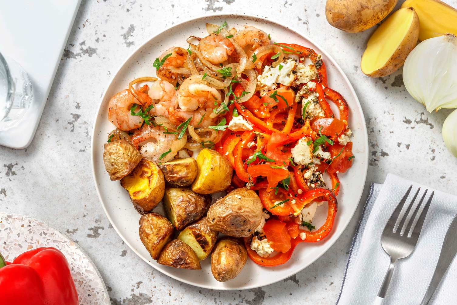 Knoflookgarnalen met krieltjes en feta uit de oven
