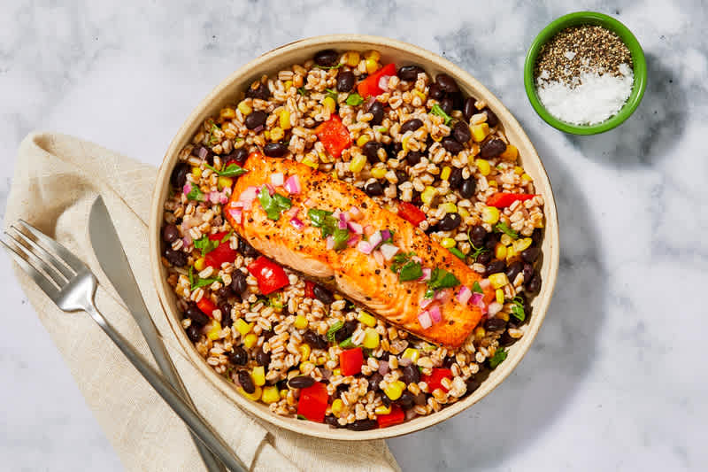 Bols arc-en-ciel au saumon et au farro 