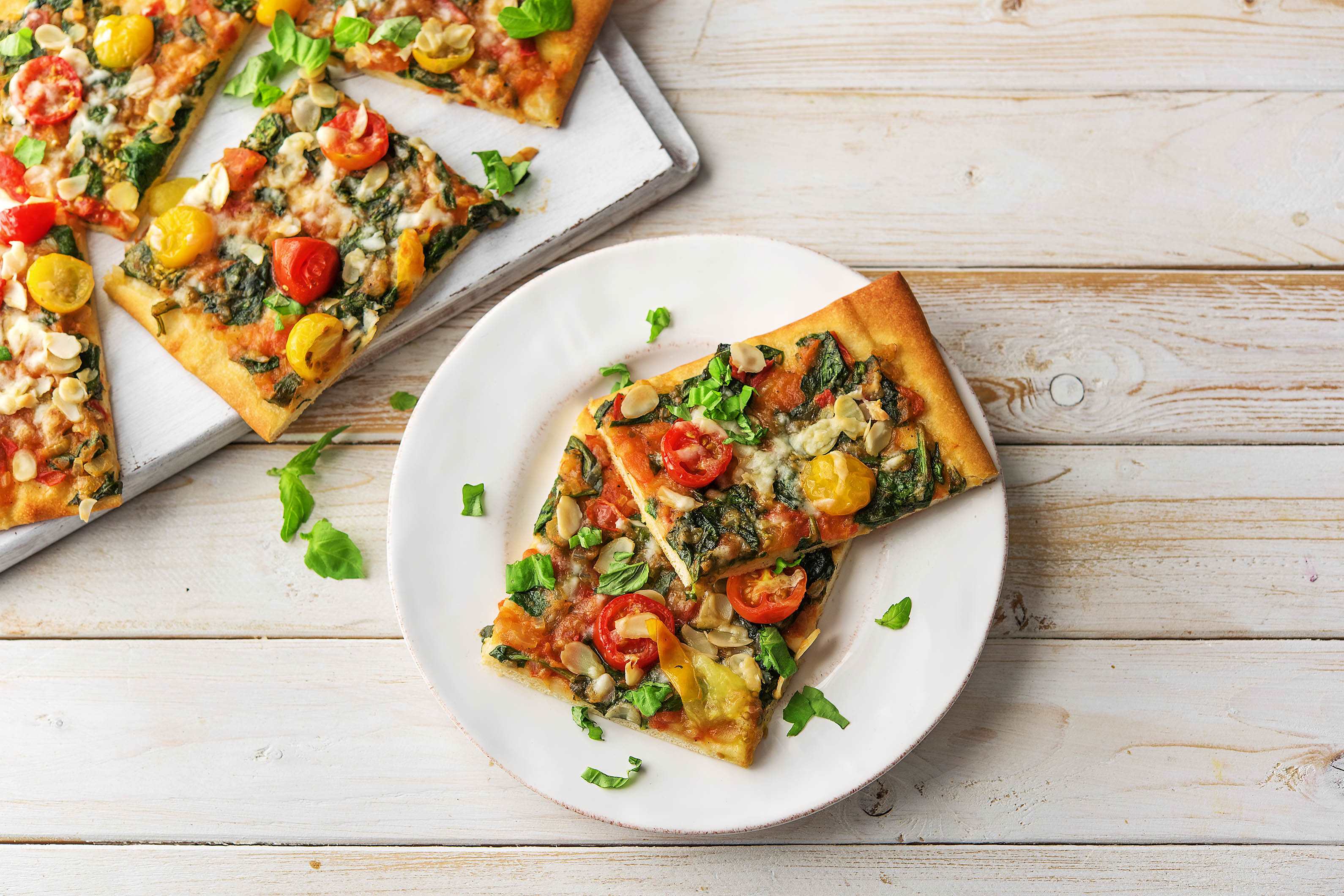 Dinkel-Pizza mit Tomaten-Spinat-Soße