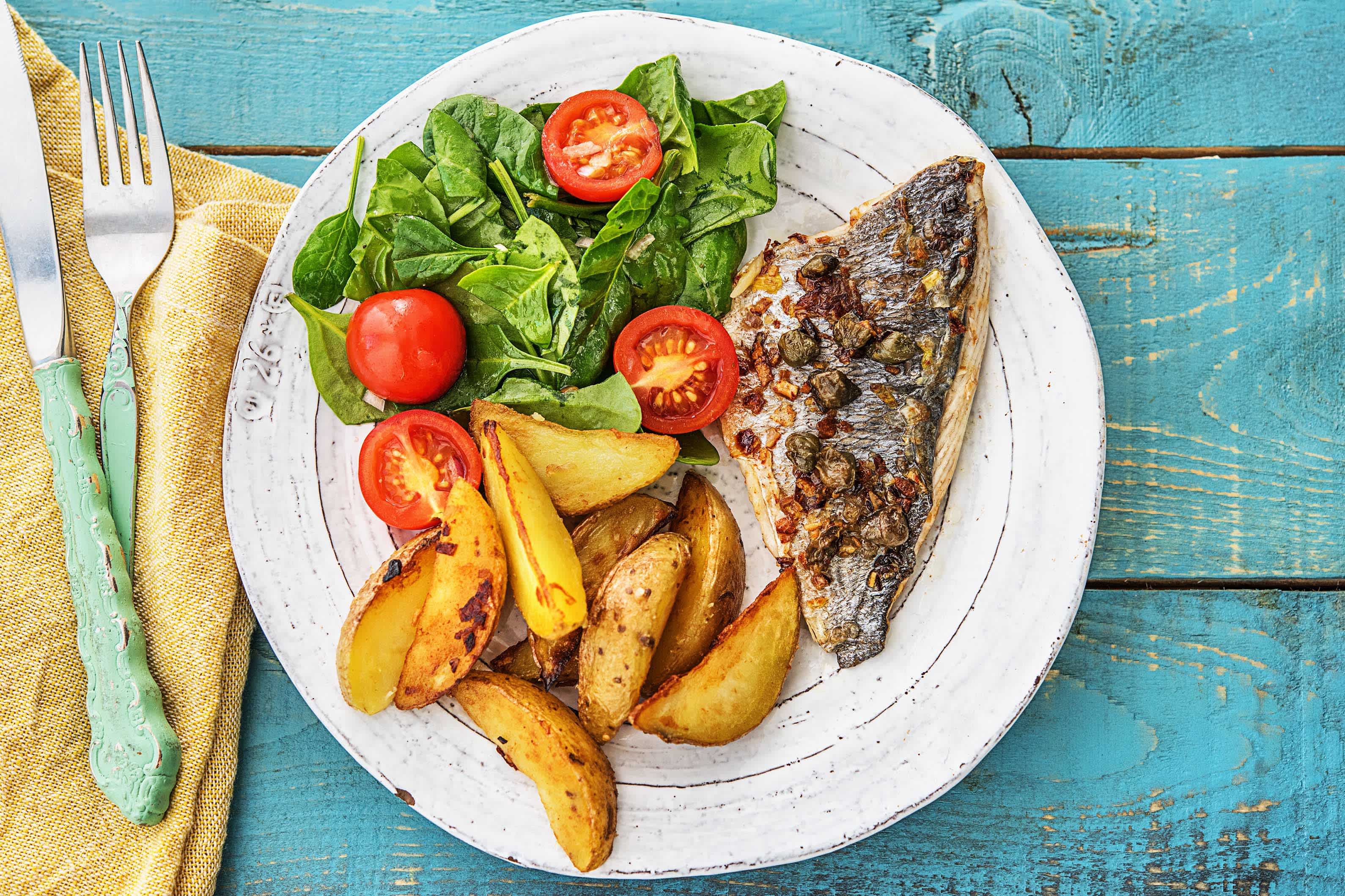 Dorade à l’étuvée à la sauce au beurre et aux câpres et salade piquante