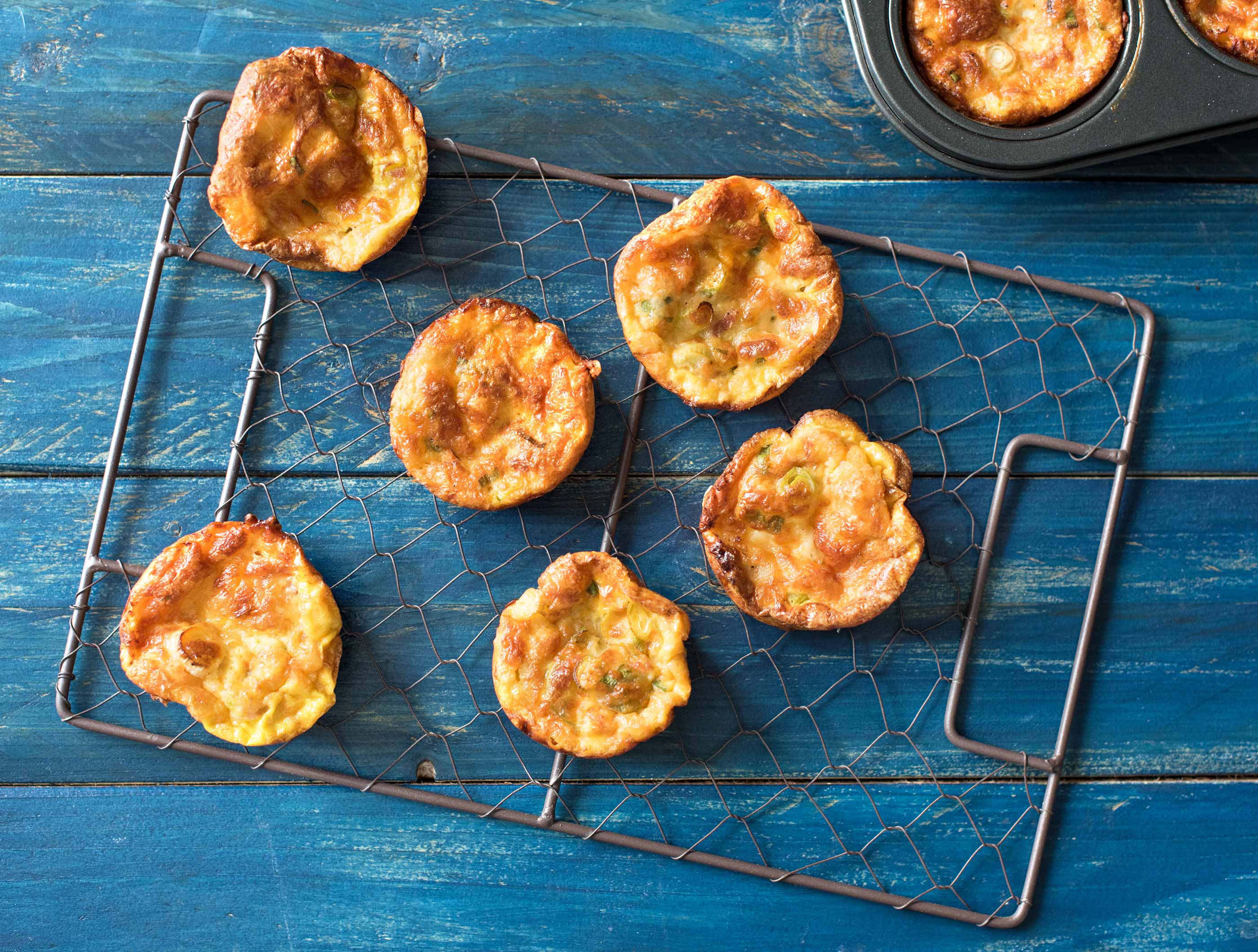 Muffins d’œufs au lard, jeunes oignons et fromage