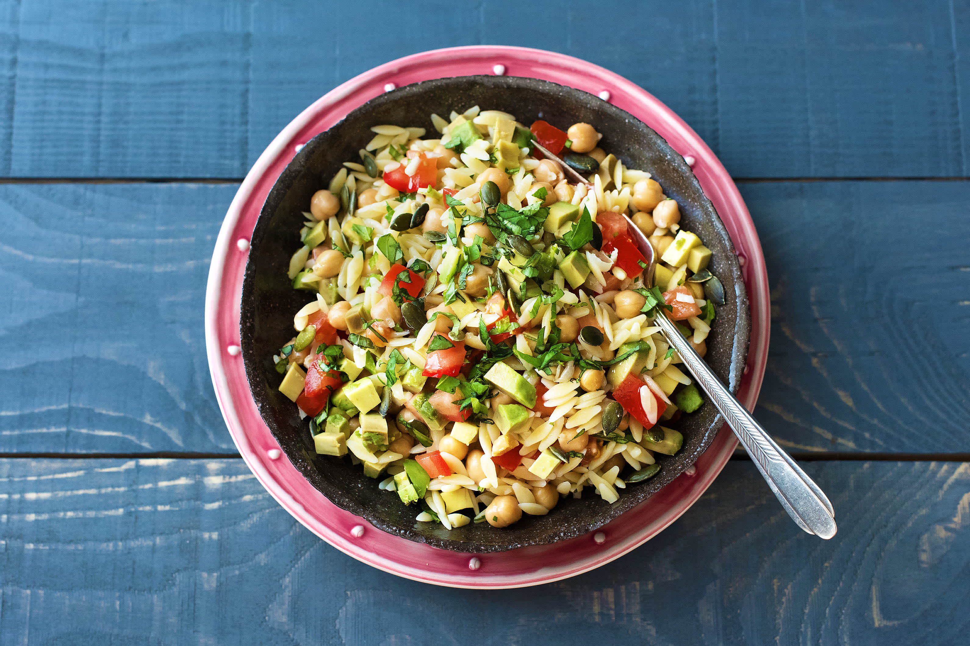 Exotischer Avocado-Salat mit griechischem Orzo-Nudeln