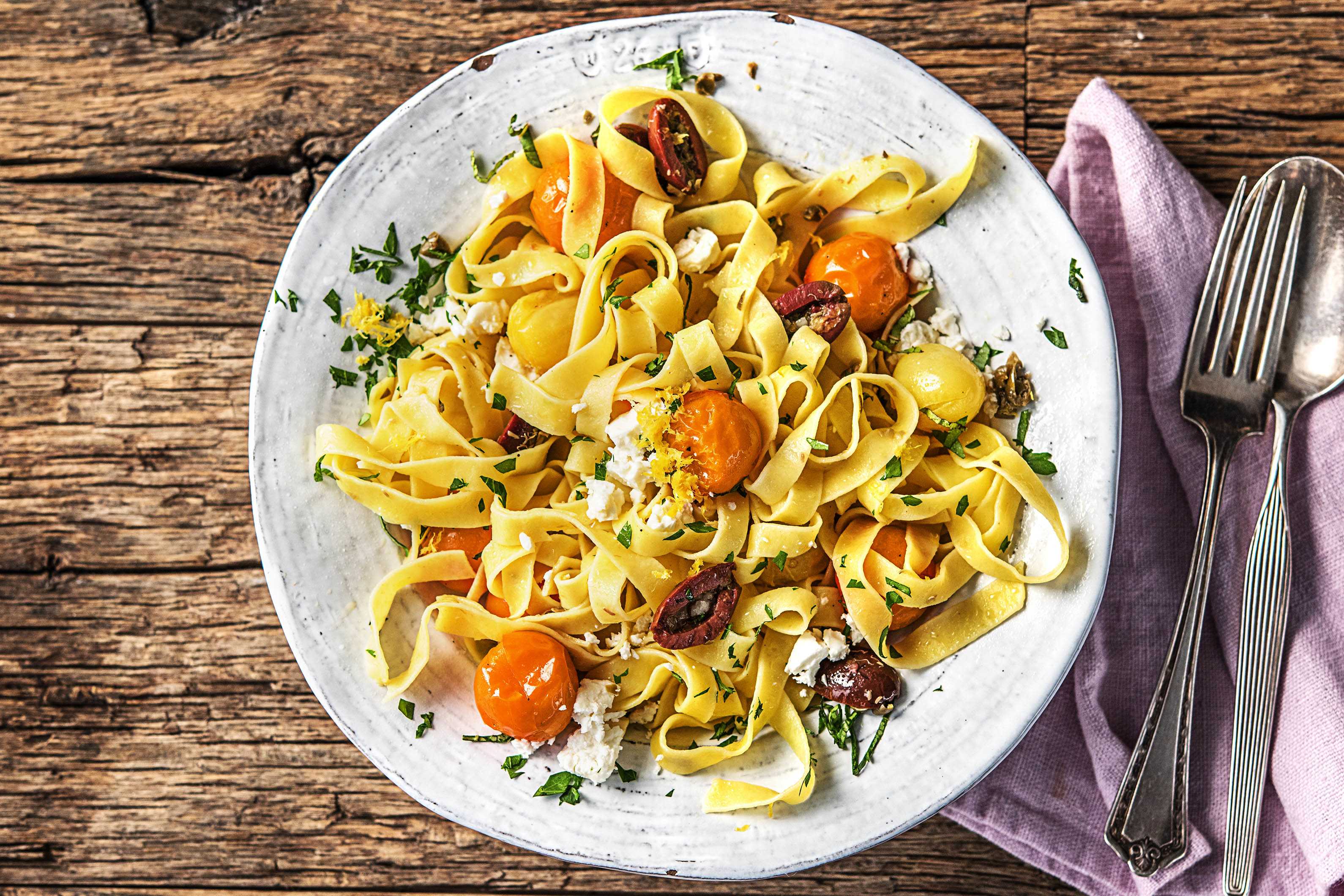 Fettuccine met gekleurde tomaten en feta