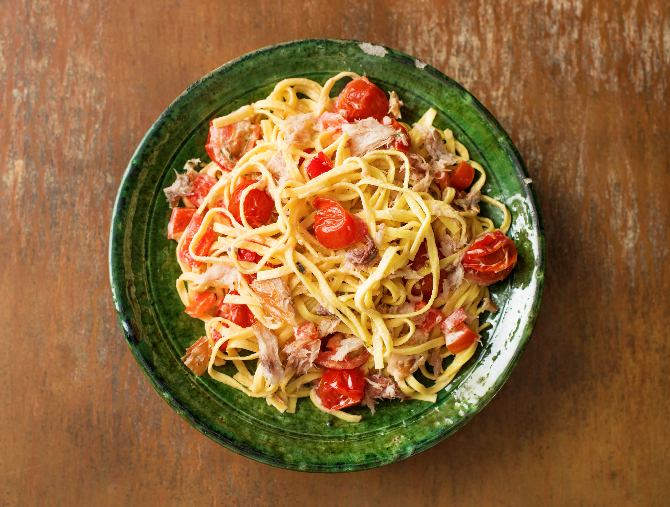 Fettuccine met warmgerookte makreel, cherrytomaten en paprika