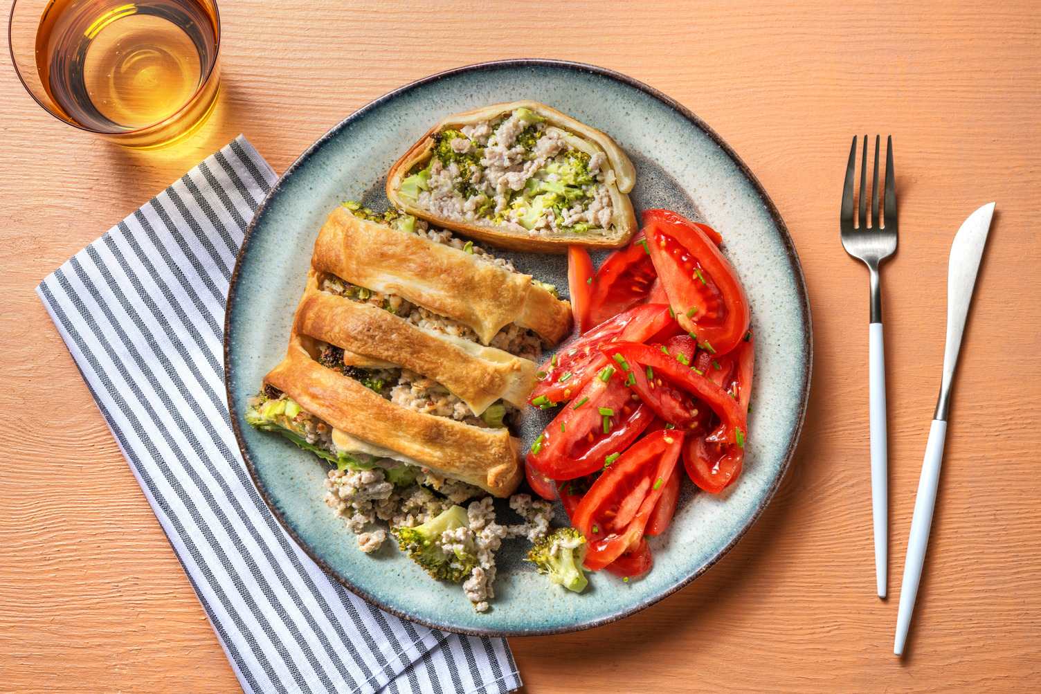 Gevuld bladerdeeg met kipgehakt en broccoli