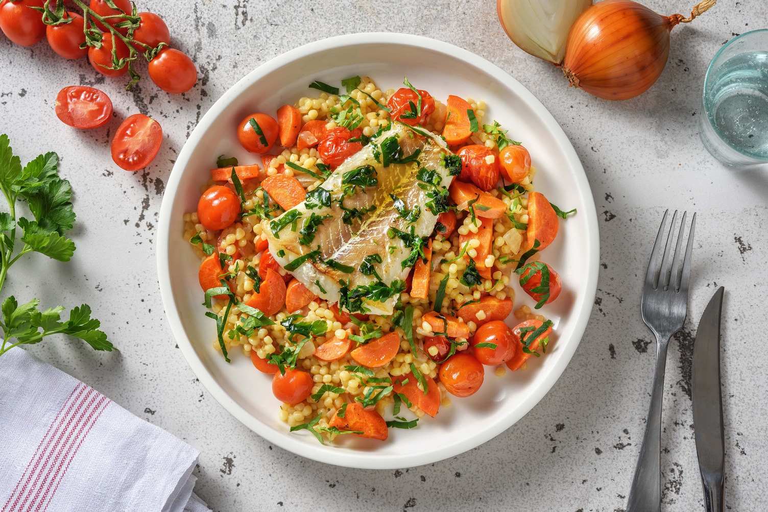 Kabeljauwfilet met kruidensaus en friszoete parelcouscous