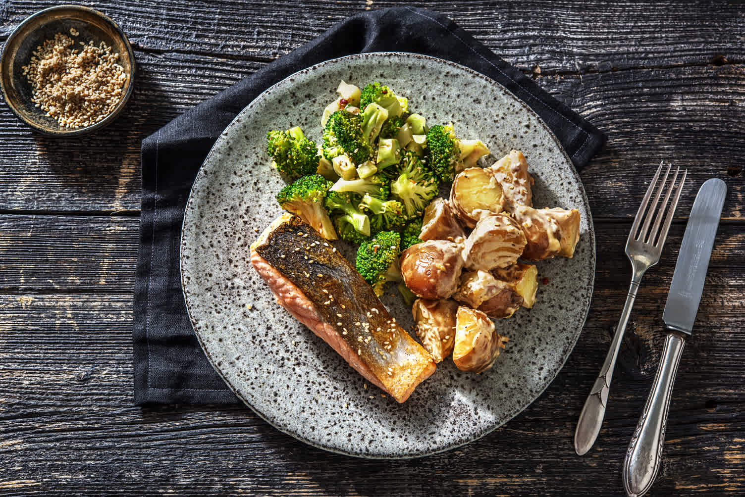 Zalmfilet met aardappelsalade in oosterse stijl