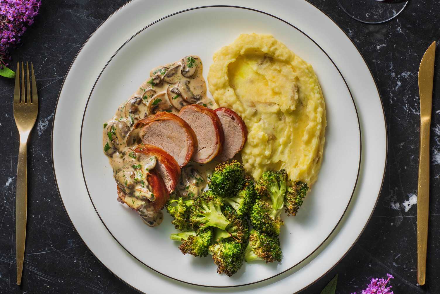 Varkenshaas in ontbijtspek met champignonroomsaus