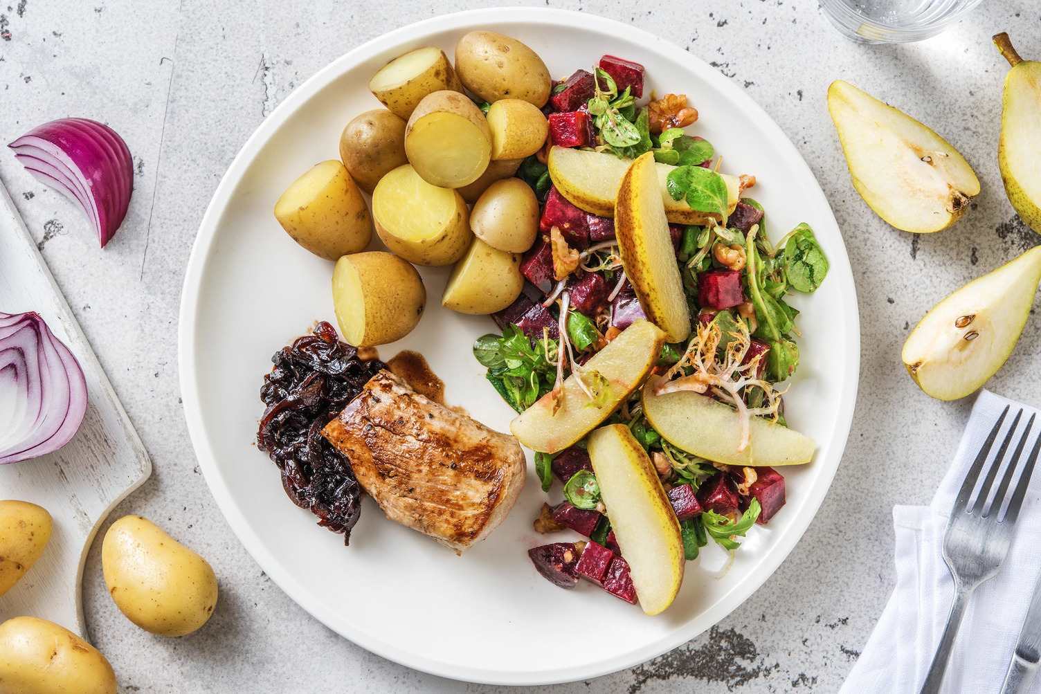 Filet mignon de porc, salade de betterave et oignon rouge caramélisé