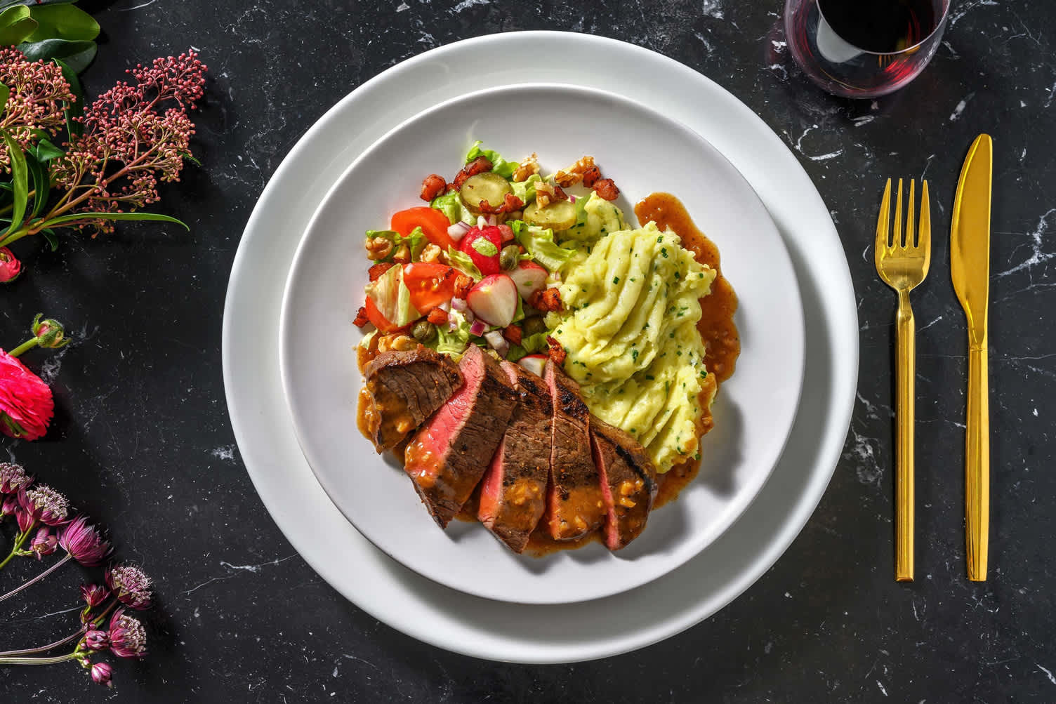 Filet mignon, purée de pommes de terre et jus à l’ail