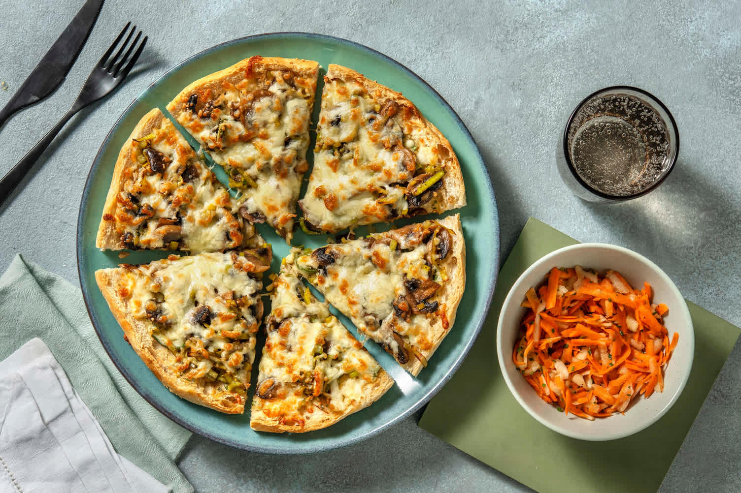 Fladenbrot-Pizza Bianca mit Lauch und Pilzen