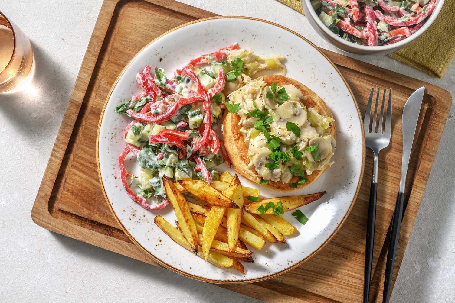 Fricassée de poulet maison servie dans un feuilleté