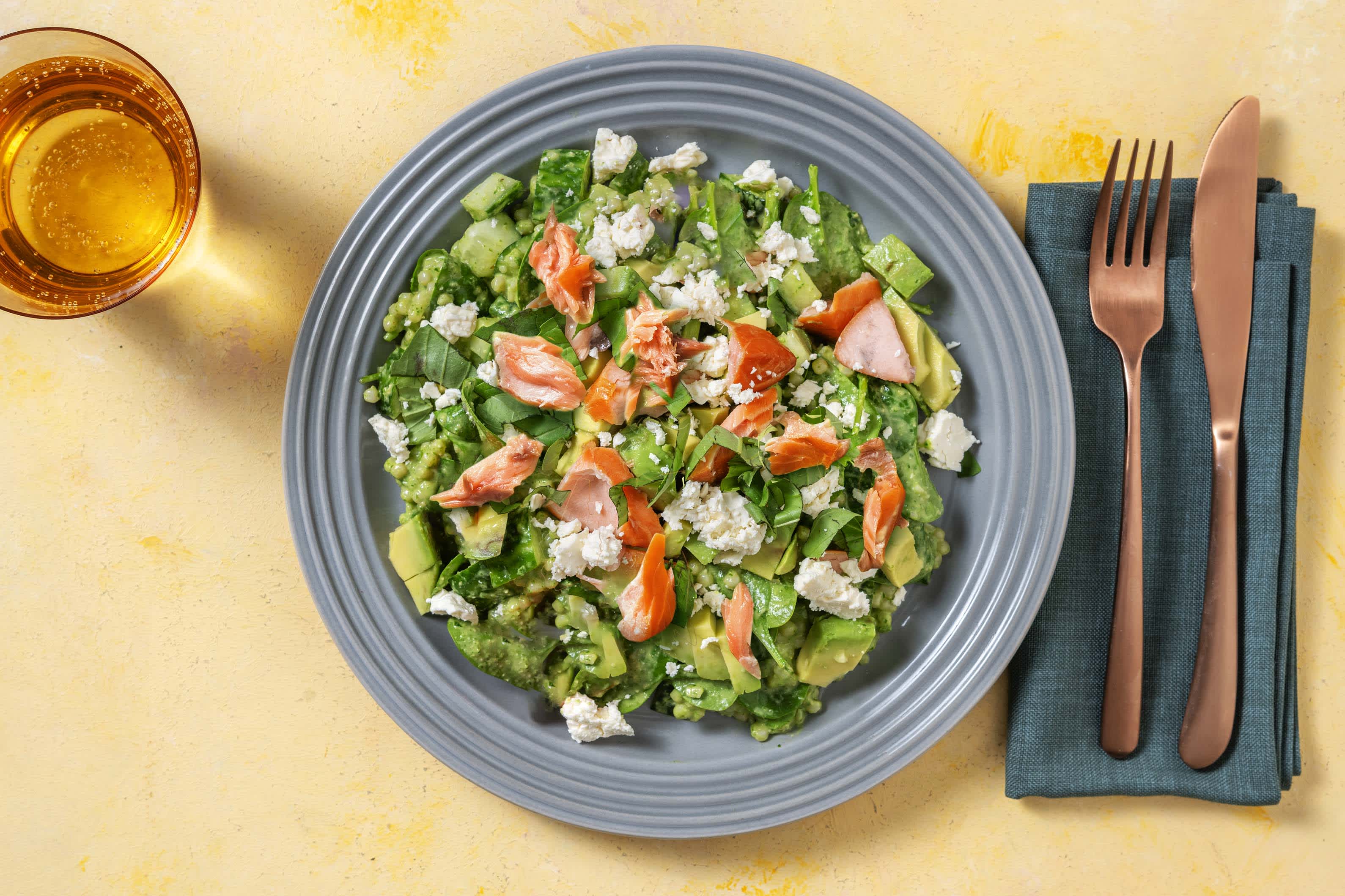 Frisse parelcouscous met warmgerookte zalm en avocado