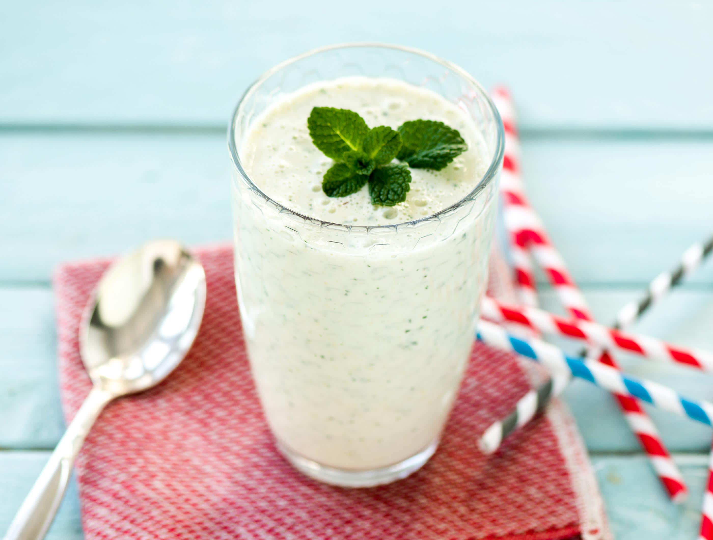 Frisse peer-limoensmoothie met verse munt