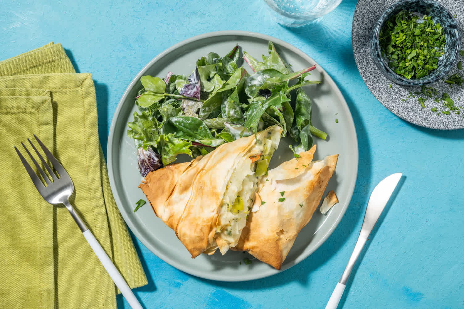 Frühlings-Strudel mit Kräutercreme & Kohlrabi