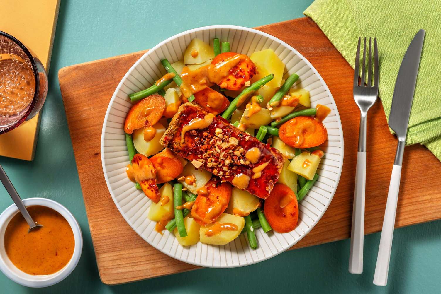 Gado Gado! Tofu mit Satay-Soße auf Gemüsebett