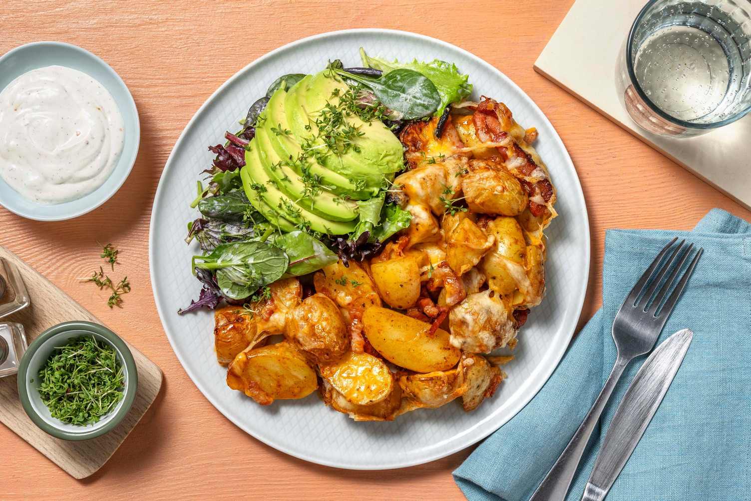 Gebackene Bacon-BBQ-Kartoffeln mit Avocado