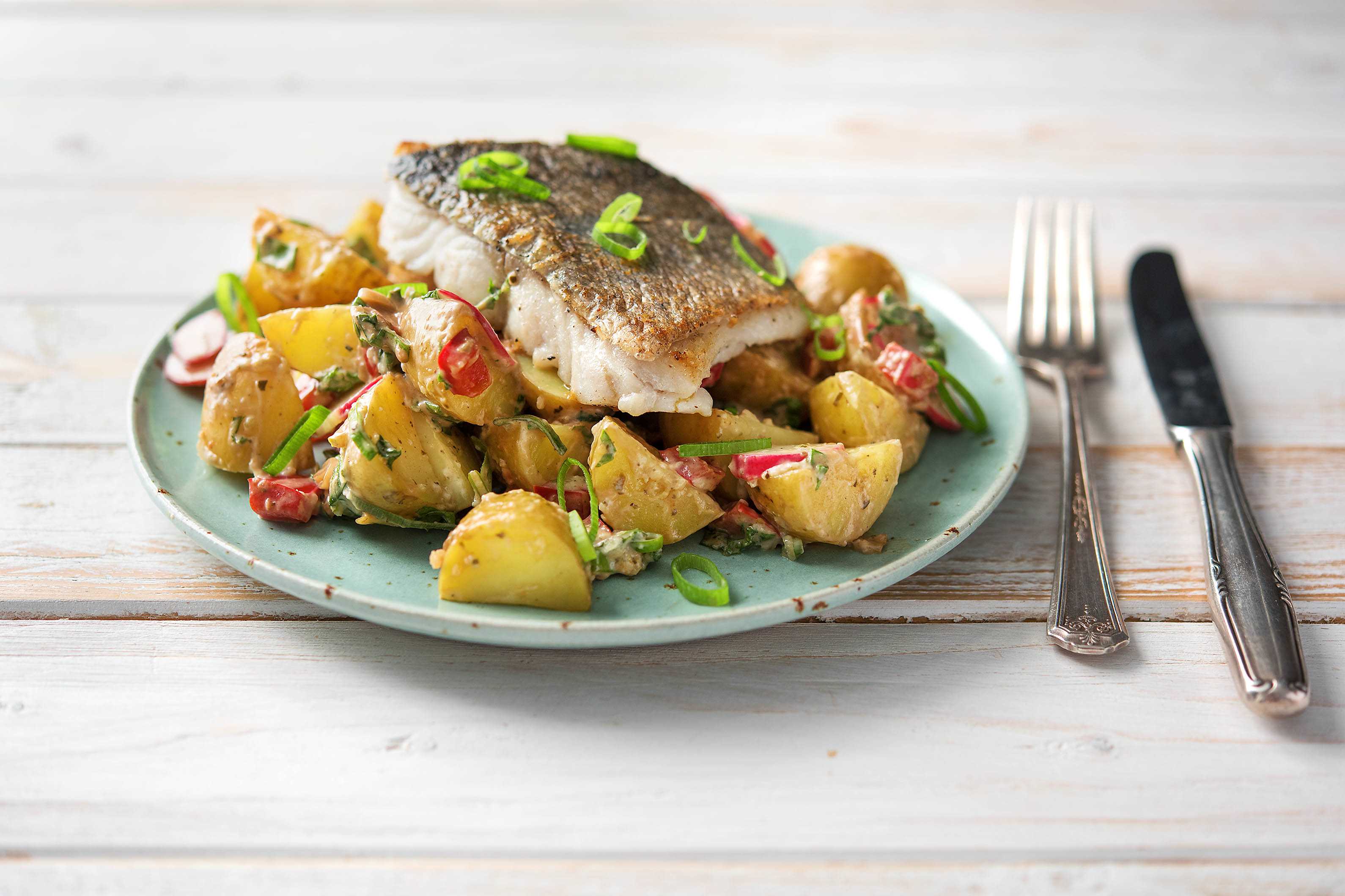Gebakken heekfilet met kleurrijke aardappelsalade